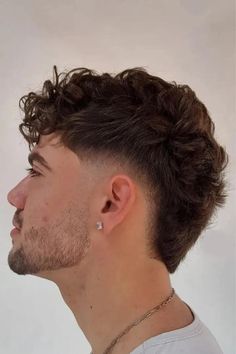 Uma ideia de corte masculino que equilibra ousadia e estilo. Entre nessa moda do momento e destaque seu visual.  crédito da foto @altubarber  #fade mullet # mullet masculino Mullet Short, Haircut Mullet, Taper Fade Short Hair, Low Taper Fade Haircut, Mullet Fade, Pompadour Fade, Haircut Tip