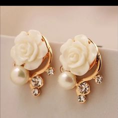 Ivory floral pearl earrings New Jewelry Earrings Coral Jewelry, Earrings Studs, Flower Earrings Studs, Lovely Earrings, Pearl Stud Earrings, Rose Earrings, Crystal Pearls, Pearl Studs, Ear Studs