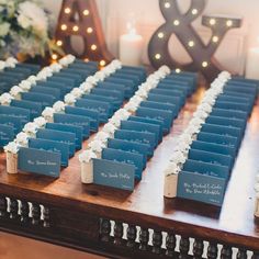 there are many place cards on the table