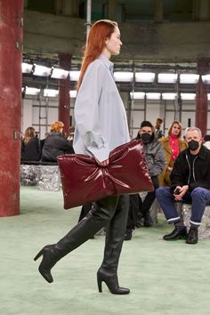 Bottega Veneta Fall Winter 2022-2023 – RUNWAY MAGAZINE ® Official Ultimate Capsule Wardrobe, Chanel Deauville Tote Bag, Mini Shirt Dress, Fashion Show Collection, Fast Fashion, Karl Lagerfeld