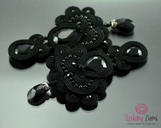 Clip en largos pendientes de soutache negro pendientes de | Etsy Handmade Black Earrings For Evening, Black Handmade Earrings For Evening, Handmade Black Evening Earrings, Handmade Black Earrings For Party, Handmade Black Party Earrings, Elegant Black Handmade Earrings, Elegant Handmade Black Earrings, Handmade Black Wedding Earrings, Elegant Black Chandelier Earrings For Party