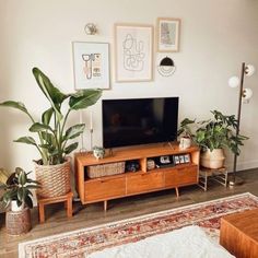 Get the inspiration you need to decorate your small apartment with these beautiful apartment living room ideas (with TV placements). #minimalist #living #room Living Room Design Boho, Bohemian Living Room Decor, Bohemian Living Rooms, Living Room Design Inspiration, Ideas Living Room, Bohemian Living Room, Decor Minimalist, Living Room Decor Apartment