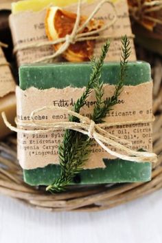 Exemple d'emballage de savon artisanal comportant un titre et la liste des ingrédients imprimés sur une bande de papier naturel fixée autour du bloc de savon. Packaging Homemade Soap, Scrub Packaging Ideas, Artisan Packaging, Artisan Soap Packaging, Artisanal Soap