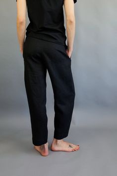 Dear Ladies, these amazing linen pants take elegance and comfort on a totally new level! Be sure, if any pair of pants will ever make you happy - these linen harem pants are definitely your sure strike. All the morning struggles and questions what to wear will leave your mind, since these pants will become your absolute champion! Slightly tapered linen pants have two side pockets and two big and beautiful buttons closure in the front. These yoga harem pants has wide range of colors, so I am sure Yoga Harem Pants, Summer Linen Pants, Linen Pants Outfit, Linen Harem Pants, Black Linen Pants, Summer Pants Outfits, Drop Crotch Pants, Free Yoga, High Waist Pants