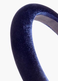 The Tori Headband is a best-selling shape, undoubtedly because it's so easy to wear. This silk velvet headband is handmade in New York, and features a comfortable, pinch-free fit. We recommend collecting multiple colors. Dimensions: 1 inch W, 0.5 inches padding Weight: 24g