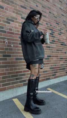 Boots Outfit Aesthetic, Boots Outfit Summer, Biker Boots Outfit, Biker Girl Outfits, Skirt Styling, Outfits Edgy, Biker Aesthetic, Sweater Dress Outfit, Slouchy Sweater