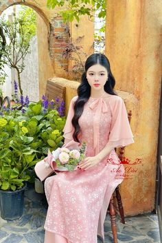 Very elegant design Pink Chiffon Knee-length Midi Dress, Elegant Pink Chiffon Midi Dress, Feminine Pink Chiffon Midi Dress, Pink Chiffon Knee-length Dress, Pink Chiffon Midi Dress With Short Sleeves, Elegant Pink Ao Dai For Summer, Pink Short Sleeve Ao Dai For Spring, Spring Party Ao Dai With Short Sleeves, Fitted Pink Ao Dai For Spring