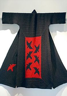 Ropa Upcycling, Wearable Art Clothing, Creative Clothes, Kimono Design, Black Kimono, Red Bird, Japanese Outfits, Folk Costume, Try Harder