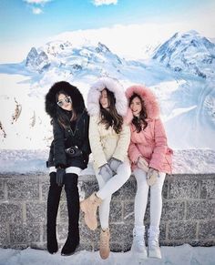 Fur Coat Fashion, Mountain Pose, Snow Photography, Snowboarding Outfit, Winter Girls, Korean Dress, Fashion Hacks Clothes, Friend Photoshoot