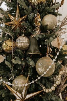 how to style home in Christmas season, Tree balls best ideas 2022-2023 Luxe Boho Christmas, Muted Christmas Tree, Christmas 23 Trends, Professionally Decorated Christmas Trees, Boho Chic Christmas Tree, Luxe Christmas Tree, Photoshoot Space, Metallic Christmas Tree