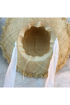 Material: Ráfia Beige Woven Straw Hat For Festival, Beige Woven Sun Hat For Festival, White Woven Straw Hat For Beach Season, White Woven Hats For Beach, White Woven Straw Boater Hat, Beige Straw Sun Hat For Festivals, White Toquilla Straw Hat For Festival, Woven Bucket Hat With Flat Brim For Beach, White Woven Wide Brim Straw Hat