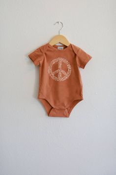 Spreading the good vibes this season with this peace floral onesie. We promise it’ll be one of the softest things you’ll put your new little one in. Muslin Swaddle Blanket, Muslin Swaddle, Baby Bundles, Organic Cotton Baby, Muslin Swaddling, Organic Cotton Fabric, Hand Drawn Design, Swaddle Blanket, Cotton Baby