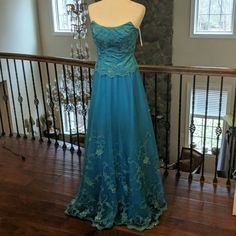 This Is A Gorgeous Blue Jovani Dress I've Only Worn It Once For A Little Bit More Than 2 Hours. It's In Great Condition. The Zipper Works The Reason It Isn't Closed In The Pictures Is Because The Mannequin Is A Size 4 And The Dress Is A Size 2. Jovani Dress, Jovani Dresses, Aqua Dress, Aqua Blue, 2 Colours, The Dress, Prom Dresses, Size 2, Size 4