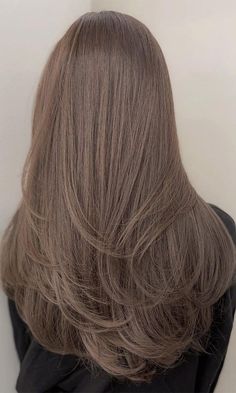 medium ash brown, ash brown hair, layered hair cut, best hair color ideas 2022 Cool Brown Hair, Ash Brown Hair, Brown Hair Looks, Brown Hair Inspo, 일본 패션, Hairstyles For Layered Hair