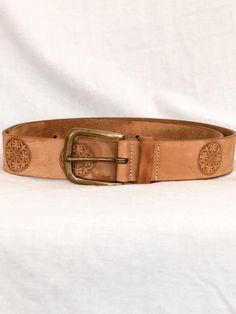 Thick light brown funky western tooled print on this chunky leather belt. Made from a soft matte finish caramel hued leather this belt has a medallion embossed print with a intricate quatrefoil geometric design all along the band. Classic chunky brass buckle with a gold finish lends timeless charm to this unique vintage piece! #westernstyleoutfits #westernoutfitswomen #vintageoutfits #leatherbelt Desert Shade, Western Brown, Embossed Printing, Western Style Outfits, Western Outfits Women, Brown Leather Belt, Retro 70s, Brass Buckle, Vintage Western