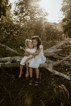 Outside Sibling Photography, Summer Sibling Photo Shoot, Toddler Sister Photoshoot, 2 Sisters Photography Sibling Poses, Sibling Outdoor Photoshoot, Sister Pictures Kids, Toddler Sibling Photography