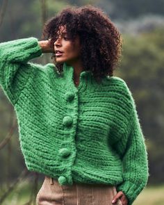 Pom Pom Sleeve Sweater, Fun Sweaters Cardigan, Fun Sweaters, Pull Grosse Maille, Crochet Couture, Heavy Knit Sweater, Balloon Sleeve Sweater, Fun Shirts, Green Things