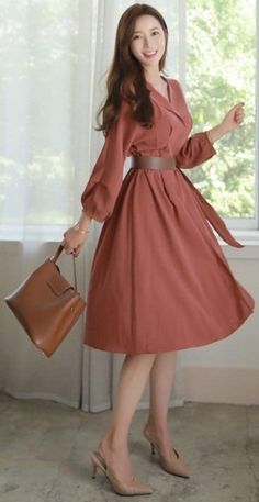 #Winter#WinterOutfits#Fashion2024#SeasonalFashion#WinterTrends#StyleTips#ColdWeatherOutfits#Skirts#Layering#MidiSkirtsIdeas#OutFitIdeas#WinterFashion#WinterOutfitsAesthetic#WinterOutfitsKorean#WinterOutfitsForWomen#ChristmasOutfit Dress Feminine, Mode Turban, Dress Autumn, Korean Fashion Women, Flared Dress, Autumn Dress, Outfit Trends, Feminine Dress, Feminine Outfit