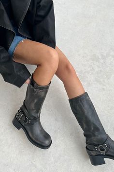 Hoge biker boots outfit inspiration Biker Boots Outfit, Stylish Bike, Fall Fits, Buckle Boots, Winter Fits, Biker Boots, Dream Shoes, Moto Boots