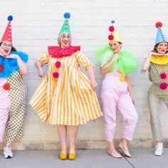 Vintage circus clown hats with pom poms, poster board, bells, ric rac and felt balls. Circus Ideas, Rainbow Costume, Kids Clown Costume, French Clown Costume, Circus Dress Up, Handmade Clown Costume, Clown Costume Pattern, Retro Clown Costume, Jester Clown