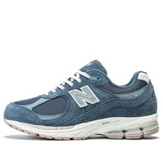 The New Balance 2002R ‘Hazy Blue’ offers a subdued and stylish take on the lifestyle running shoe. The layered upper is constructed with a combination of mesh and suede in a tonal blue colorway, with a signature ‘N’ logo in metallic silver. The ABZORB midsole provides lightweight cushioning, while the N-ergy system helps to absorb shock in the heel. The deep flex grooves and durable rubber outsole provide traction and flexibility, making this an ideal choice for everyday wear. New Balance 452, New Balance 2002r, N Logo, New Balance 327, Marathon Running Shoes, Marathon Running, The Lifestyle, Running Shoes Sneakers, Black Metallic