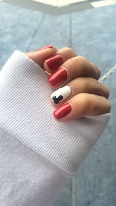 Disney Nails Thanksgiving, Mickey Mouse Manicure Ideas, Disney Holiday Nails Simple, Short Nails Disney Design, Nails For Disney World Simple, Simple Disney Manicure, Minnie Inspired Nails, Disney Easy Nails, Short Simple Disney Nails