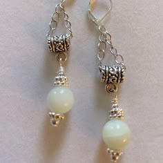 Pretty Gemstones Might Be Amazonite, But Not Sure! Hanging From Silver Plated Bails, That Hang From Silvertone Chain, That Hang From Sterling Silver Lever Back Ear Wires! All Findings Surrounding The Gemstones Are Silver Plated. Beads Earing Ideas, Pretty Gemstones, Rice Bead Bracelet, Handmade Bracelets Tutorial, Jewelry Earings, Wire Jewelry Earrings, Wire Jewelry Patterns, Homemade Earrings, Tiffany And Co Jewelry