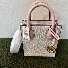 Brand New Michael Kors Baby Pink With Logo Crossbody Purse . Spring Bags With Logo, Chic Spring Bags With Logo, Michael Kors Bags For Spring, Michael Kors Spring Bags, Michael Kors Spring Bags With Detachable Strap, Michael Kors Baby Bag, Pink Michael Kors Purse, Wallet Design, Luxury Purses