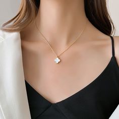 Minimalist Accessories Jewellery, Jewelry Necklace Simple, Lucky Four Leaf Clover, Clover Jewelry, Mother Of Pearl Pendant, Four Leaf Clover Necklace, Clover Necklace, Gold Necklace Set, Classy Jewelry