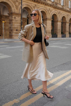 business casual outfits Neutral Satin Skirt Outfit, Nina Lea Caine, Work Outfits 2023, Outfit Minimalista, Satin Skirt Outfit, Beige Jeans, Spring Inspo, Winter Inspo