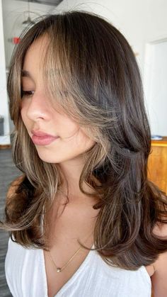 90s Model Haircut Medium, 90s Supermodel Layered Hair, 2000s Straight Layered Hair, Wolf Cut Girls Medium Hair, Hair Cut 2024 Girl Medium, Damaged Curly Hair, Shortish Hair, Brunette Hair With Highlights, Long Layered Haircuts