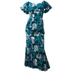 50s Cotton Flamenco Style Floral Print Dress Flamenco Style Dress, Aesthetic Day, Island Style Clothing, Polynesian Dress, African Bridesmaid Dresses, Long Dress Patterns, Hawaii Dress, Island Dress, Life Styles