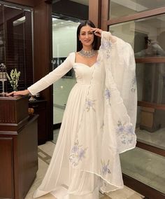 Aesthetic Clothes Indian, Punjabi Wedding Anarkali Suit, White Indian Bridesmaid Dresses, Kurti Aesthetic Outfit, Trendy Anarkali Suits, Indian Aesthetic Wedding Outfits, Simple Indian Outfits For Wedding, Dungree Styles Aesthetic, Anarkali Ideas Indian Weddings