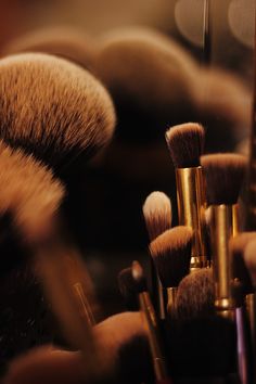 Make Up Brush Aesthetic, Make Up Products Aesthetic Pic, Makeup Brushes Photography, Parlour Products, Brown Makeup Aesthetic, Makeup Content Ideas, Makeup Collection Aesthetic, Artist Aesthetic Wallpaper, Mua Aesthetic