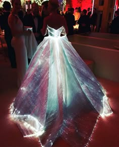 Atriz arrasa no baile da Met Gala com vestido "high tech" que brilha no escuro | Tá Bonito Claire Danes Dress, Outfit Silvester, Fiber Optic Dress, Light Up Dresses, Fest Outfits, Claire Danes, 파티 드레스, Zac Posen, Blake Lively