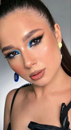 Fun Blue Eyeshadow Looks, Makeup Looks Blue, Makeup Azul, Make Azul, Navy Makeup, Mexican Makeup, Red Lips Makeup Look, Makeup Advertisement, Brown Girls Makeup