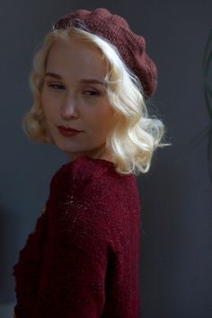 Digital knittingpatten for the Fabel Knitwear Rembrandt Beret. The Rembrandt Beret is based on an original 1940s velvet beret that I love. It fits nicely across the head, and blouses just enough to get the perfect vintage feel. Named after the iconic renaissance painted Rembrandt who is often painted wearing a beret. Knit in soft Pickles Mjuk Merino which does not itch. This pattern comes in both Norwegian and English. Needles: 4mm & 5mm Recommended Yarn: Pickles Mjuk Merino Size: One size Q Retro Brown Beret For Fall, Brown Retro Beret For Fall, Vintage Brown Beret For Winter, Fitted Retro Beret For Winter, Vintage Fall Hats One Size, Brown Vintage Winter Beret, Vintage Wool Beret For Winter, Vintage Flat Cap Beret For Fall, Vintage Beret For Fall