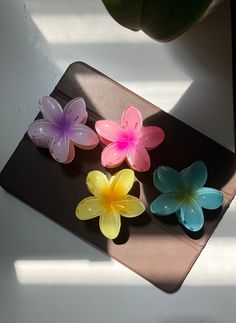 DOES NOT INLCUDE ALL FOUR!! All the flower hair clips come individually based off what you chose! Tropical 2000s, Hibiscus Hair, Preppy Accessories, Cut Hairstyles, Floral Hair Clip, Preppy Stuff, Medium Cut, Flower Hair Clip, New Year Wishes