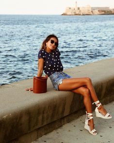 JULIE SARIÑANA on Instagram: “Brb, on holiday. 🌊 @sezane” Sincerely Jules Style, Julie Sarinana, Beautiful Paris, Polka Dots Fashion, Hip Style, Sincerely Jules, Style Inspiration Summer, On Holiday, Spring Summer Outfits