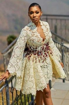 African Women Lace Dress, Lace African Dress Style, White Asoebi, Lace Dress Classy, Chic Dress Classy, Short African Dresses, Afrikaanse Mode, Lace Gown Styles, Lace Dress Styles