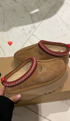 uggs #uggs #uggbootsforwomen #uggslippers #uggseason #winter #snow #snowman #save #trending #trendy #follow Ugg Platform Slippers, Ugg Platform, Slippers Platform, Ugg Winter Boots, Preppy Shoes, Pretty Shoes Sneakers