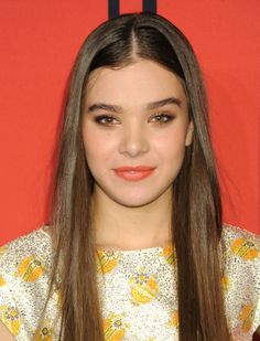 Hailee Steinfeld // coral // emerald shadow Hallie Steinfeld, Red Carpet Beauty, Celebrity Beauty, Makeup Obsession, Happy And Healthy, Love Hair, Cute Celebrities, Gorgeous Hair