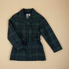 Le Glazik raincoat in a navy and green tartan. No labels Measurements are taken flat and are approximate : Shoulders 48 cm Pit to pit 60 cm Lenght 82 cm Sleeves length 63 Le Glazik, family house since 1928, is part of the history of Brittany. Supplier to professional fishermen, the company offers seaside-inspired products. --- Kind reminder All sales are final.  Vintage clothing is by definition imperfect and comes with little flaws... Which contributes to their charm. Please bear this in mind a Green Raincoat For Winter Workwear, Green Winter Raincoat For Workwear, Green Winter Raincoat For Work, Green Fall Outerwear For School, Ted Lapidus, Worker Jacket, Green Tartan, Kind Reminder, Tartan Dress