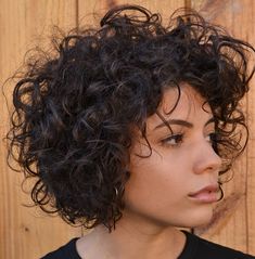 Chin-Length Frizzy Curly Brunette Hairstyle Cute Short Curly Hairstyles, Shoulder Length Bob Haircut, Short Wavy Haircuts, Thick Wavy Hair, Wavy Haircuts, Short Curly Haircuts, Haircuts For Curly Hair, Short Wavy Hair, Short Wavy