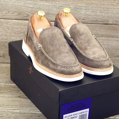 * Brand New In Ae Box * Allen Edmonds New In Box Wilder - 4665 - Venetian Loafer Size 7.5 D Color Cabin Suede Orig $295 + $30 Trees + Bags = $325 This Listing Includes: Allen Edmonds Shoes (Brand New * First Quality) Cedar Shoe Trees (Brass Knobs * New *) Cotton Flannel Shoe Bags (* New *) Shoehorn (Made In Usa * New *) Two Sided Suede Brush (* New *) Shoebox (Allen Edmonds * New *) Since These Are Brand New, We Have Not Done Any Prep, But If You Prefer Req Any Or All Of Our Careful Steps Luxury Semi-formal Slip-ons With Round Toe, Luxury Brogue Detailed Slip-ons With Round Toe, Suede Low-top Formal Loafers, Formal Suede Low-top Loafers, Luxury Slip-ons With Brogue Detailing And Round Toe, Suede Low-top Loafers For Formal Occasions, Luxury Slip-ons With Brogue Detailing, Formal Low-top Suede Slip-ons, Elegant Low-top Slip-ons For Business