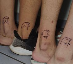 four people with tattoos on their feet and one is saying, com quais amigoss