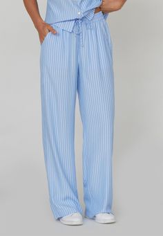 är en klassisk blå- och vitrandig byxa med vida ben och fickor i sidan. Byxorna har hög elastisk midja med dragsko. Modellen är 175 cm lång och har storlek S. Classic Loungewear Trousers, Classic Blue Summer Pants, Classic Bottoms For Daywear, Classic Wide-leg Pants For Loungewear, Classic Long Pants For Daywear, Elegant Blue Pants With Elastic Waistband, Light Blue Relaxed Bottoms For Work, Light Blue Relaxed Fit Bottoms For Work, Elegant Blue Pants For Loungewear