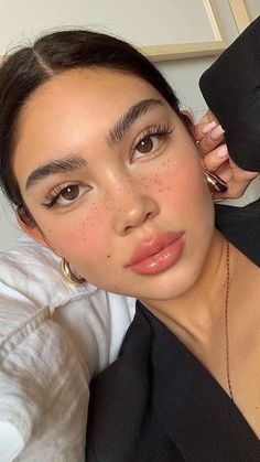 Makeup con brillo y pequitas 💖 Maquillaje Glowy, No Make Up Make Up Look, Clean Girl Makeup, Mekap Mata, Dewy Makeup, Clean Girl Aesthetic, Cute Makeup Looks, Soft Makeup