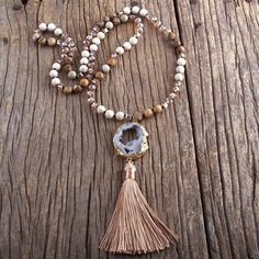 Bring a sophisticated Boho Chic touch to your summer outfit with our Precious Stone Boho Chic Beaded Necklace. A true embodiment of spiritual elegance, harmony and Bohème chic. Immerse yourself in sophistication with this elegant beaded necklace boasting a truly distinctive design. The pendant, created from a raw stone sample, is adorned with a delicate golden rim and a gracefully cascading tassel in a matching hue. Intricately beaded semi-precious stones are woven together to form this stunning Druzy Necklace, Beaded Pendant Necklace, Fashion Bohemian, Stone Gold, Jasper Beads, Semi Precious Stones, Bohemian Jewelry, Beaded Pendant, Boho Necklace