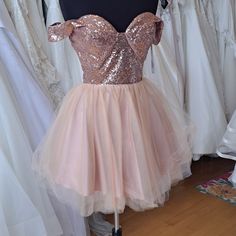 Short Tulle Off Shoulder Homecoming Or Dama Dress With Key Hole Back! Nwt Store Sample Tried On In Boutique Setting. Rose Gold Sequin Top. So Beautiful! Tag Size 8 Bust 36.5" Waist 27.5" Rose Gold Shirt, Rose Gold Sequin Top, Short Sequin Dress, Gold Sequin Top, Sequin Dress Short, Dama Dresses, Rose Gold Sequin, Grad Dresses, Dress Inspo